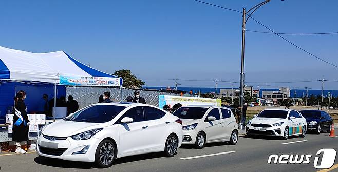 14일 경북 포항시가 남구 호미곶면 호미곶 광장에서 제철 생선인 강도다리 회를 드라이브스루 방식으로 판매하고 있다. 포항시는 15일, 21.22일 세차례 더 운영할 계획이다. (포항시제공) 2020.3.14/뉴스1 © News1