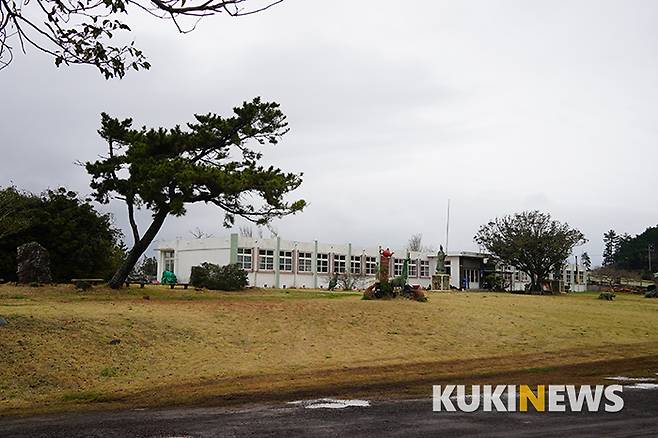녹남봉이라는 작은 오름에서 내려와 보니 길이 폐교를 지난다. 광복 이듬해인 1946년 문을 열어 1,888명의 졸업생을 배출하고 1998년 2월 문을 닫은 신도초등학교다. 폐교 후 무릉초등학교와 통합되었다.