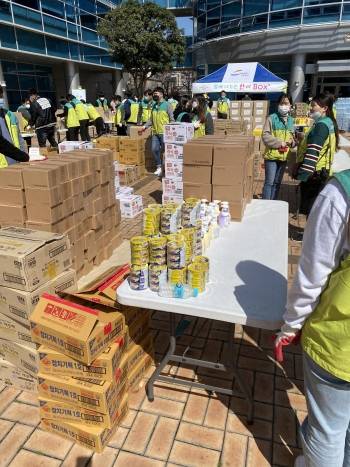 부산 동구청 광장에 모인 자원봉사자, 아동센터 관계자들. 이른 아침부터 분주했다. 아이들 끼니가 걱정돼, 코로나19 걱정도 뒤로 미룬 이들이다./사진=남형도 기자