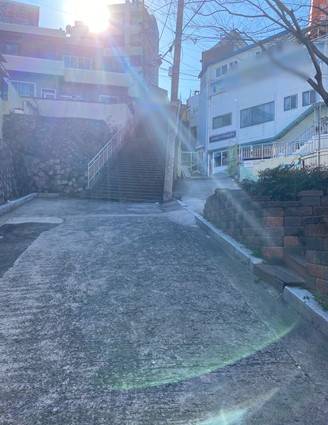 배달하는 도중 찍은 햇살. 좁고 높은 골목길에도 햇살은 똑같이 드리웠다./사진=남형도 기자