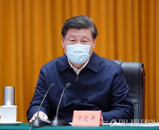 [우한=신화/뉴시스]시진핑(가운데) 중국 국가주석이 10일(현지시간) 신종 코로나바이러스 감염증(코로나19) 발원지인 중국 후베이성 우한을 방문해 코로나19 예방 및 통제 작업을 점검한 후 화상 회의를 주재하고 있다. 2020.03.11.