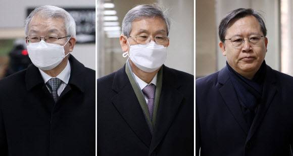사법행정권 남용 의혹을 받는 양승태 전 대법원장(왼쪽부터), 고영한·박병대 전 대법관이 21일 오후 서울 서초구 서울중앙지법에서 열린 속행공판에 출석하기 위해 법정으로 향하고 있다. 연합뉴스