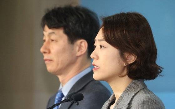 고민정(오른쪽) 전 청와대 대변인과 윤건영 전 청와대 국정기획상황실장. [뉴스1]