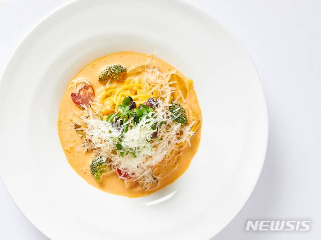 [서울=뉴시스]오크우드 프리미어 코엑스 센터 '오크 레스토랑'의 '스마트 초이스 스프링 프로모션' 중 '토마토 부르스케타를 곁들인 로제 파스타'