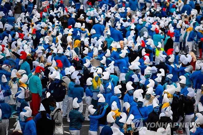 지난 7일 프랑스 서부 랑데르노에서 열린 스머프 축제. 3천500명 이상이 모였다. [AFP=연합뉴스 자료사진]