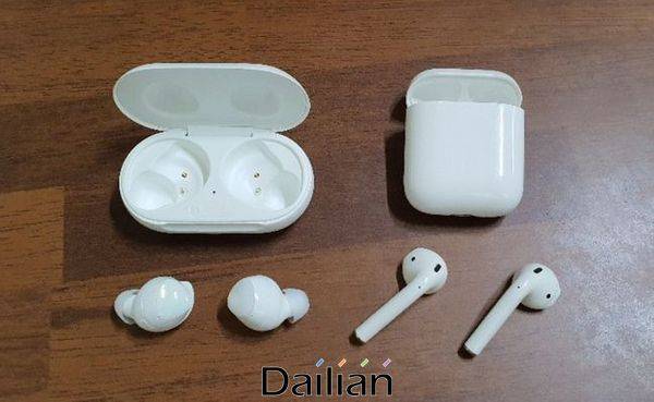 삼성전자 무선 이어폰 신제품 ‘갤럭시 버즈 플러스’(왼쪽)와 애플 ‘에어팟 1세대’.ⓒ데일리안 김은경 기자