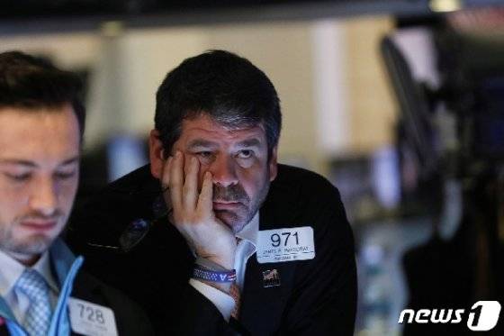 지난 12일 뉴욕증권거래소의 한 트레이더가 수심에 찬 표정으로 모니터를 지켜보고 있다. /사진 제공=로이터·뉴스1