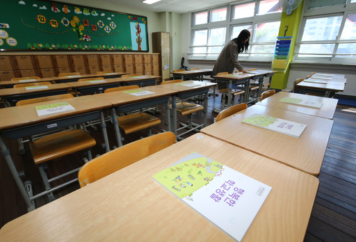 정부가 전국 유치원·초·중·고등학교의 추가 개학연기를 검토 중인 가운데 16일 대전의 한 초등학교 1학년 교실이 텅 비어 있다. 대전=뉴스1