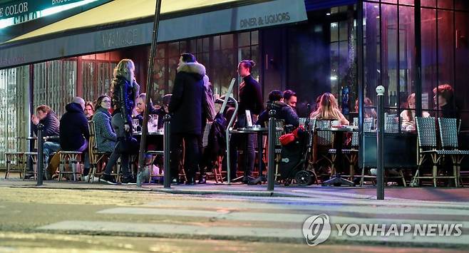 14일 밤 프랑스 파리 시내의 한 카페의 모습 [로이터=연합뉴스]