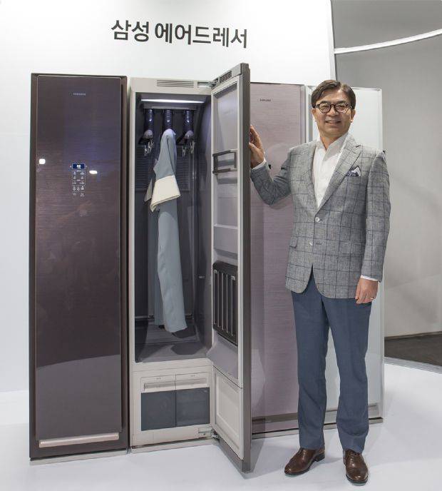 김현석 삼성전자 소비자가전(CE) 부문 대표가 지난 21일 의류관리기 '에어드레서'를 소개하고 있다.(사진=삼성전자)