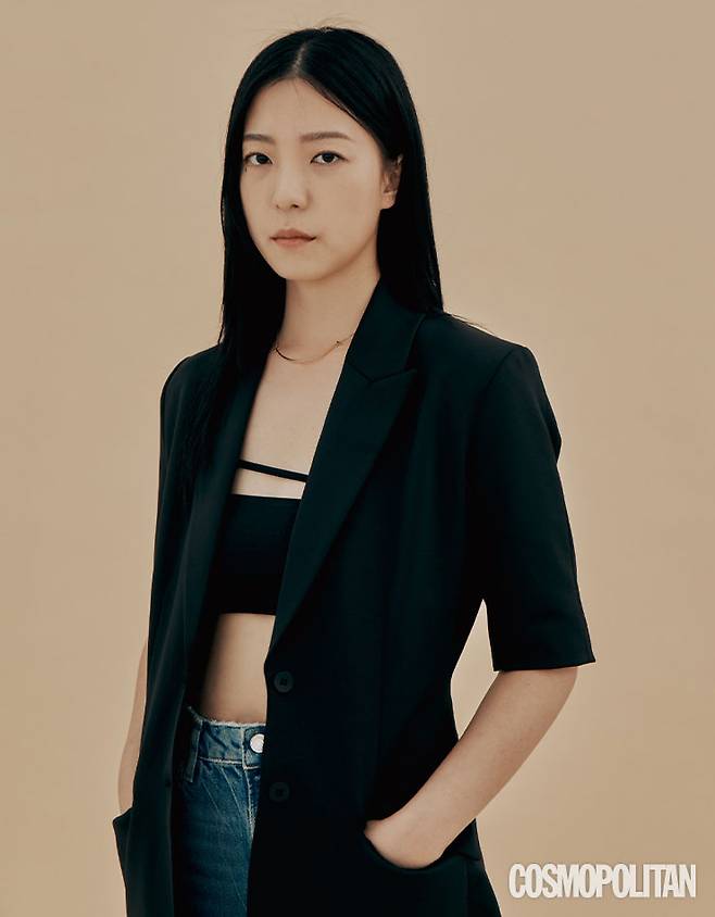 재킷 12만9천원 H&M 스튜디오. 브라탑 9만2천원(세트) 도효. 팬츠 7만9천원 자라. 목걸이 개인 소장품.