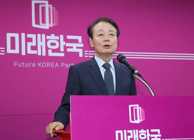 미래한국당 한선교 대표가 지난 11일 서울 영등포구 우성빌딩에서 열린 영입인재 환영식을 마친 뒤 취재진의 질문에 답하고 있다. 연합뉴스