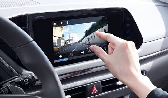 8세대 쏘나타 등에 탑재된 빌트인 캠은 주행은 물론 주차 중에도 영상을 녹화한다. 내비게이션 화면이나 스마트폰을 통해 저장된 영상을 확인할 수 있다.  현대차 제공