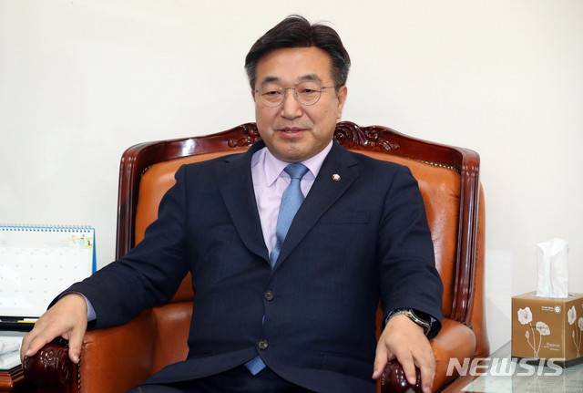 [서울=뉴시스] 장세영 기자 = 윤호중 더불어민주당 사무총장이 17일 서울 여의도 국회에서 비례대표연합정당에 관련해 취재진들에게 브리핑을 하고 있다.  2020.03.17. photothink@newsis.com
