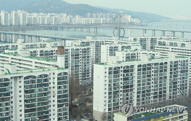 강남4구 아파트값 일제히 하락 (서울=연합뉴스) 진연수 기자 = 부동산 114가 조사한 주간 아파트 시세에서 서울 강남·서초·송파·강동 등 강남4구 아파트값이 동반 하락했다. 강남4구가 일제히 마이너스 변동률을 기록한 것은 이 업체 조사 기준으로 지난해 3월 22일 이후 약 1년 만에 처음이다. 사진은 15일 서울 강남4구 일대 아파트 단지 모습. 2020.3.15 jin90@yna.co.kr
