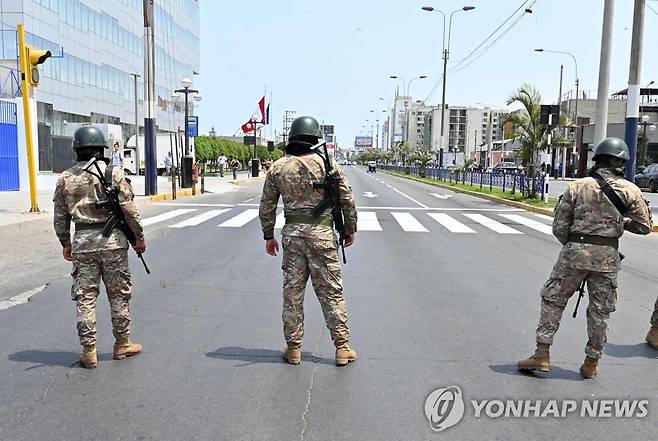 '코로나19 비상사태' 교통 통제 나선 페루 군인들 (리마 AFP=연합뉴스) 페루 정부가 신종 코로나바이러스 감염증(코로나19) 확산을 막기 위해 국가비상사태를 선포하며 강제적인 사회적 격리 조치를 단행한 이튿날인 16일(현지시간) 수도 리마의 한 도로에서 군인들이 교통을 통제하고 있다. leekm@yna.co.kr