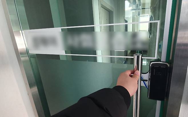 학원가도 굳게 잠긴 문 (대구=연합뉴스) 임채두 기자 = 코로나19 확산 우려에 초·중·고등학교 개학이 또다시 미뤄진 17일 대구시 수성구 한 학원도 굳게 문이 잠겨 있다.