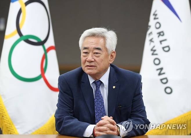 IOC 화상회의 앞두고 인터뷰하는 조정원 총재 (서울=연합뉴스) 김도훈 기자 = 조정원 세계태권도연맹 총재가 17일 오후 서울 중구 태평로 세계태권도연맹 회의실에서 국제올림픽위원회(IOC) 화상회의에 앞서 취재진과 인터뷰를 하고 있다. IOC는 신종 코로나바이러스 감염증(코로나19) 확산과 관련해 연쇄 화상회의를 열고 2020 도쿄올림픽 대책을 마련에 나선다. 우리나라는 조정원 세계태권도연맹 총재가 국제연맹(IF) 대표자 회의에, 이기흥 대한체육회 회장이 국가올림픽위원회(NOC) 회장단 회의에 참석하며 유승민 대한탁구협회장이 IOC 선수위원 화상회의에 각각 참석한다. 2020.3.17 superdoo82@yna.co.kr
