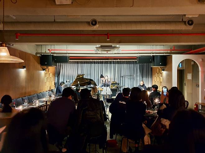 Singer-songwriter Choyoung performs at the Positive Zero Lounge in Seongsu-dong, eastern Seoul, Friday. (Im Eun-byel/The Korea Herald)