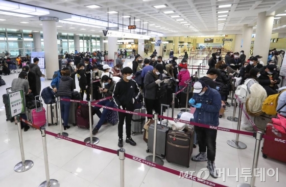 신종 코로나바이러스 감염증(코로나19)이 확산 중인 10일 오전 제주국제공항에 출국을 서두르는 중국인 불법체류자들과 비자 기한이 만료된 관광객들로 혼잡한 모습을 보이고 있다. 2020.03.10./사진=뉴시스