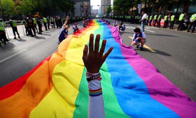 ⓒ연합뉴스지난해 6월1일 ‘서울퀴어문화축제’ 참가자들이 퍼레이드를 하는 모습.