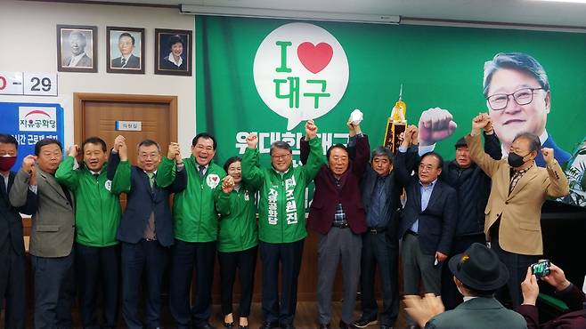 선대위 발대식 갖는 자유공화당 조원진 공동대표 (대구=연합뉴스) 자유공화당 조원진 공동대표는 제21대 총선 대구 달서병 선대위 발대식을 가졌다고 18일 밝혔다. 2020.3.18.  [조원진 대표 측 제공. 재판매 및 DB 금지]