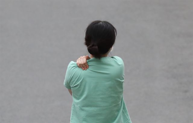 한 간호사가 9일 대구시 신종 코로나바이러스 감염증(코로나19) 지역거점병원인 계명대 대구동산병원에서 어깨를 주무르며 근무교대를 하러 가고 있다. 대구=연합뉴스