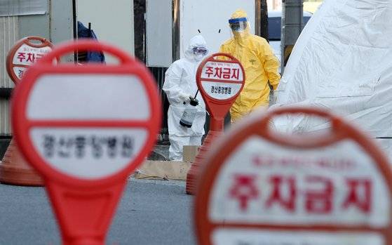 경북 경산시 경산중앙병원 선별진료소에서 의료진이 신종 코로나바이러스 감염증(코로나19) 의심환자 검사작업을 하고 있다. 연합뉴스