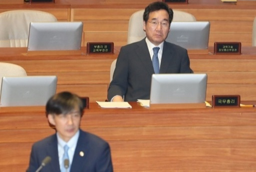 조국 전 법무부 장관(왼쪽)이 현직이던 시절 이낙연 당시 국무총리와 함께 국회에 출석한 모습. 뉴시스