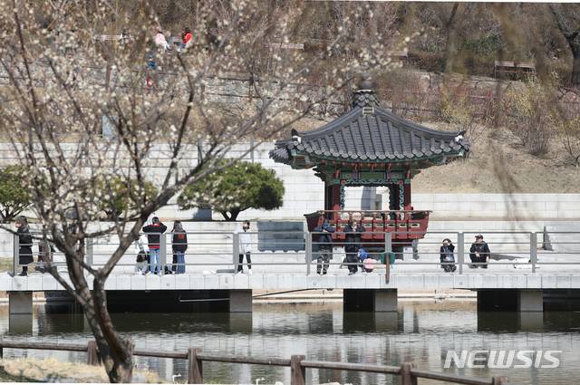 [서울=뉴시스] 조수정 기자 = 춘분을 이틀 앞두고 낮 최고 기온 18℃까지 오르며 완연한 봄 날씨를 보인 지난 18일 오후 시민들이 서울 강북구 번동 북서울꿈의숲에서 신종 코로나 바이러스 감염증(코로나19) 확산을 막는 사회적 거리두기를 하며 여유를 즐기고 있다. 전문가들은 코로나 19로 인한 사회적 우울을 뜻하는 '코로나 블루'에 가벼운 운동과 음악듣기 등이 도움 된다고 조언한다. 2020.03.18. chocrystal@newsis.com