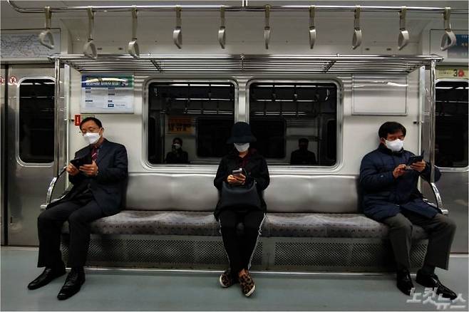 코로나19 예방을 위한 ‘사회적 거리두기’ 캠페인이 확산되고 있는 가운데 17일 서울지하철 5호선에서 마스크를 쓴 시민들이 간격을 두고 앉아 있다. (사진=황진환 기자/자료사진)