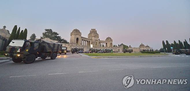 코로나19 사망자를 운구하는 이탈리아 군용 차량 (베르가모 EPA=연합뉴스) 이탈리아 군용 차량이 18일(현지시간) 신종 코로나바이러스 감염증(코로나19) 사망자들의 관을 다른 지역으로 이송하기 위해 북부 롬바르디아 주 베르가모 시의 공동묘지 앞에 줄지어 서 있다. 베르가모에서 코로나19 사망자의 시신이 밀려들어 묘지 공간이 부족해지자 이날 군용 차량이 동원돼 사망자들의 관 일부가 다른 여러 지역으로 옮겨졌다. leekm@yna.co.kr