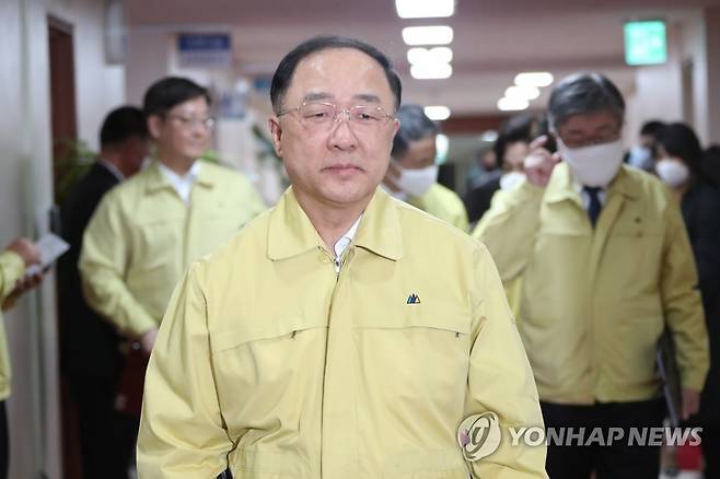 임시 국무회의 참석하는 홍남기 부총리 (서울=연합뉴스) 김승두 기자 = 홍남기 부총리 겸 기획재정부 장관이 18일 오후 정부서울청사에서 열린 임시 국무회의에 참석하고 있다. 2020.3.18 kimsdoo@yna.co.kr