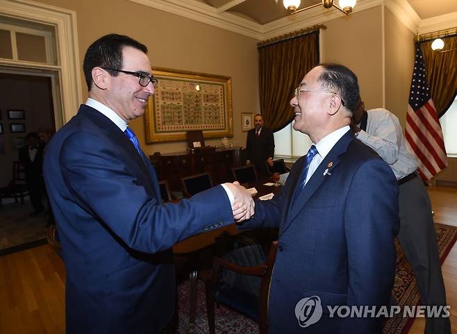 스티븐 므누신 미국 재무장관과 홍남기 부총리 [기획재정부 제공]