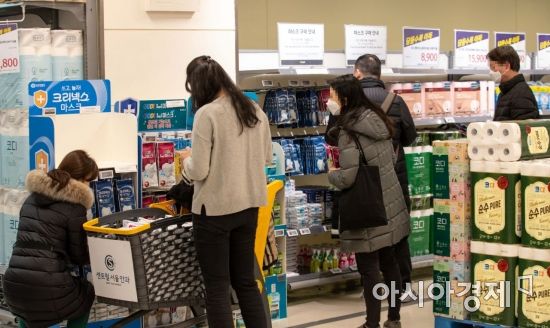 서울 한 대형마트에서 고객들이 위생용품을 구매하고 있다./강진형 기자aymsdream@