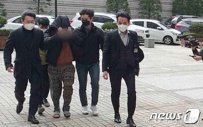 텔레그램에서 미성년자를 성적으로 착취하는 내용의 영상물을 공유하는 ‘n번방’ 사건의 핵심 피의자인 일명 ‘박사’로 지목되는 20대 남성 조모씨가 19일 서울 서초구 서울중앙지법에서 구속 전 피의자심문에 출석하고 있다. /사진=뉴스1