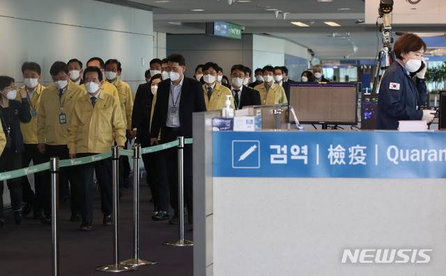 [인천공항=뉴시스]정세균 국무총리가 19일 신종 코로나바이러스 감염증(코로나19) 대응 검역 현장 점검을 위해 인천국제공항 1청사를 방문해 현장을 살펴보고 있다. (사진=공항사진기자단 제공) 2020.03.19.photo@newsis.com