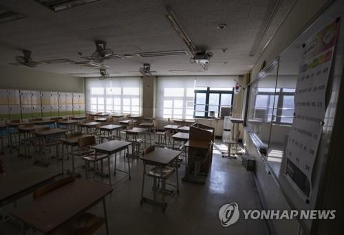 18일 촬영한 개학연기로 텅 빈 서울 한 고등학교 교실. [연합뉴스 자료사진]
