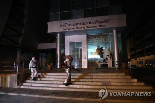 방콕 시내 무에타이 경기장 주변을 소독 중인 태국 군인들. 2020.3.20 [태국 육군 제공/AFP=연합뉴스]