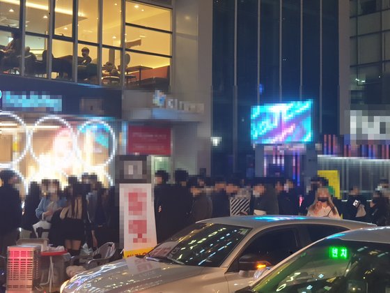 21일 오후 11시 50분시쯤 강남 번화가에 위치한 클럽 앞에 사람과 차량이 뒤섞여 있다. 정진호 기자