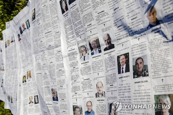 코로나19 부고 기사로 채워진 이탈리아 신문 지면 (베르가모 로이터=연합뉴스) 이탈리아 북부의 베르가모에서 신종 코로나바이러스 감염증(코로나19) 사망자가 속출하고 있는 탓에 17일(현지시간) 발행된 지역 일간지에 부고 기사가 빽빽하게 게재돼 있다. jsmoon@yna.co.kr
