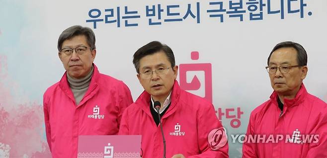 경제위기대책 기자회견하는 황교안 대표 (서울=연합뉴스) 하사헌 기자 = 미래통합당 총괄선대위원장인 황교안 대표가 22일 오후 서울 여의도 국회에서 경제위기대책 관련 기자회견을 하고 있다.  2020.3.22 toadboy@yna.co.kr