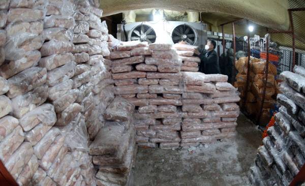 20일 오후 서울 마장동의 한 축산 부산물 유통업체 냉동창고에 소 곱창, 대창, 염통 등이 쌓여있다. /주완중 기자