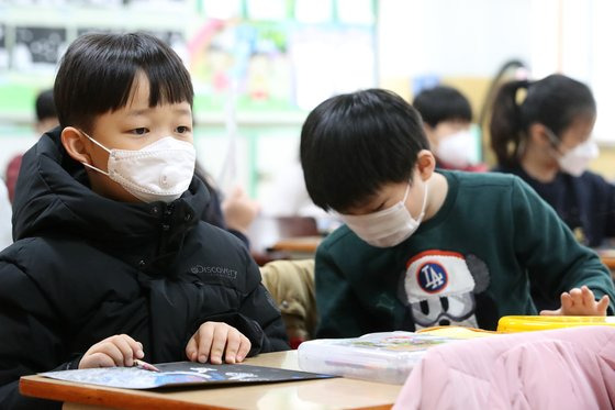 지난 1월28일 대구의 한 초등학교 교실에서 학생들이 마스크를 쓰고 교실에 앉아 있다. [뉴스1]