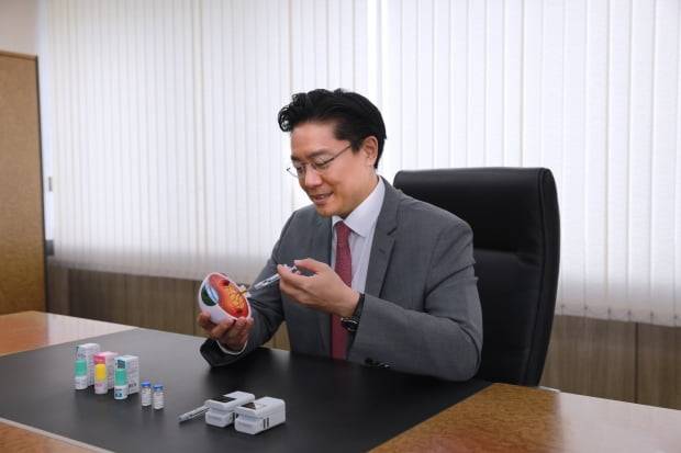 전인석 대표가 SCD411사용 방법을 설명하고 있다.