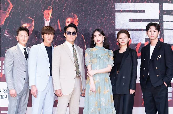 Lead cast members of OCN drama “Rugal,” Jo Dong-hyuk (from left), Choi Jin-hyuk, Park Sung-woong, Han Ji-wan, Jeong Hye-in and Park Sun-ho, pose for photos before an online press conference Monday. (OCN)