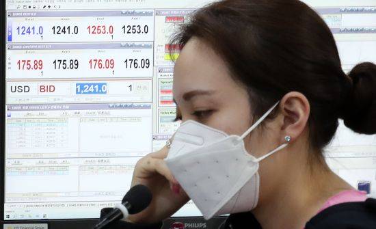 (서울=연합뉴스) 홍해인 기자 = 20일 오후 서울 영등포구 여의도 KB국민은행 딜링룸에서 한 직원이 업무 중 생각에 잠겨 있다.      이날 코스피는 미 중앙은행인 연방준비제도의 통화스와프 협정 확대 등 시장 안정화 조치와 유럽 주요국 증시의 1~2%대 오름세 등 글로벌 증시의 반등에 힘입어 전날보다 108.51포인트(7.44%) 오른 1,566.15로 마감했다.      서울 외환시장에서 원/달러 환율은 전날보다 39.20원 내린 1,246.5원으로 마감했다.