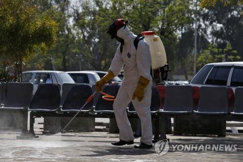 코로나19 차단을 위해 소독작업 나선 파키스탄 수도 이슬라마바드의 방역원. [AP=연합뉴스]