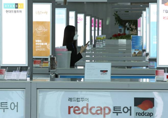 인천국제공항 2터미널 여행사 창구가 한산한 모습을 보이고 있다.(사진=연합뉴스)