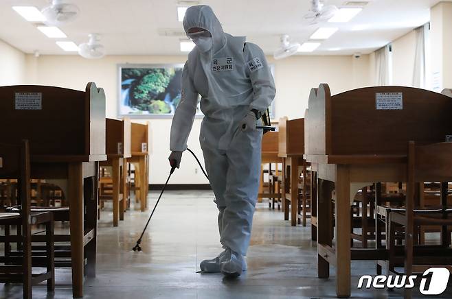 지난 23일 오후 대구 남구 대명동 대구시립 남부도서관에서 육군 제2작전사령부 화생방대대 장병이 신종 코로나바이러스 감염증(코로나19) 확산을 막기 위해 열람실을 소독하고 있다. 2020.3.23/뉴스1 © News1 공정식 기자